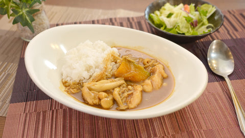 グルテンフリーカレーを使った香り豊かなきのことかぼちゃのチキンカレー